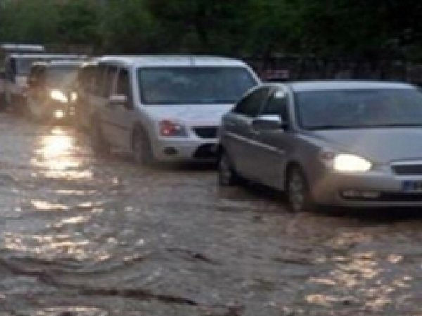 Şiddetli Yağış Hayatı Felç Etti