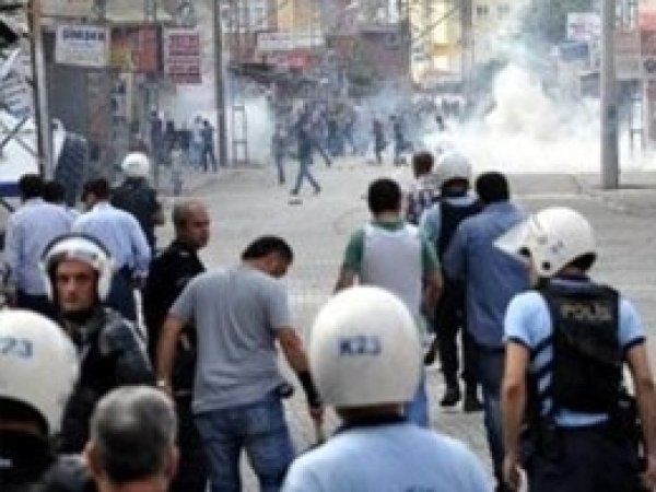 Öcalan Gösterisinde Araçlara Zarar Verildi