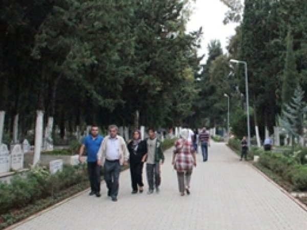 Bayram Sabahı Mezarlıklar Unutulmadı