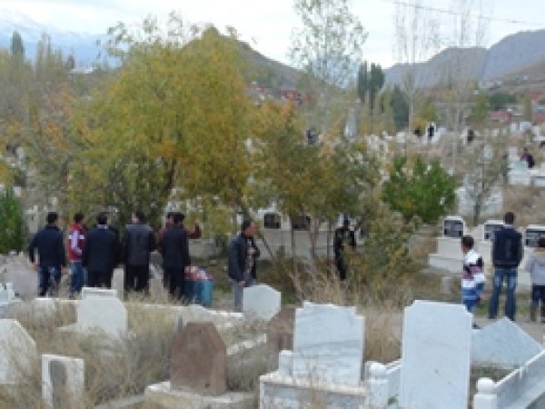 Mezarlıklar Ziyaretçi Akınına Uğradı