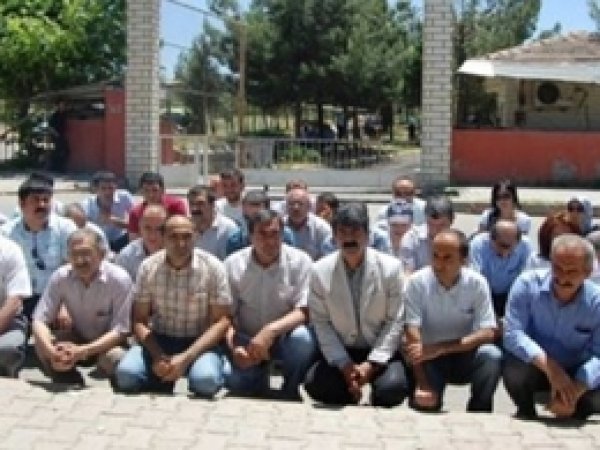Diyarbakır Cezaevi Önünde Oturma Eylemi