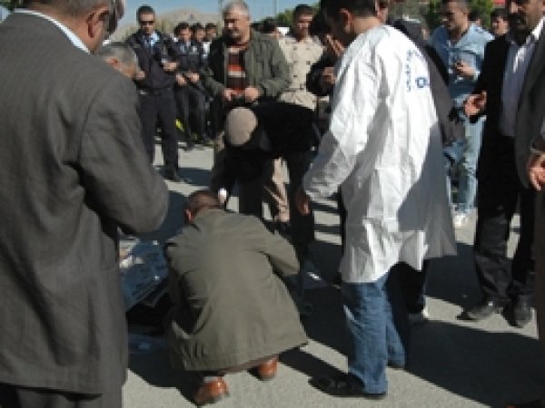 Kamyonun Altında Ezilerek Can Verdi