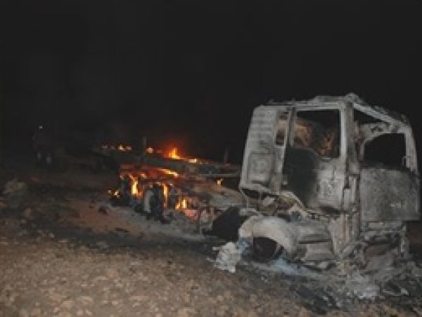 PKK'lılar İdidl'de 3 TIR Yaktı