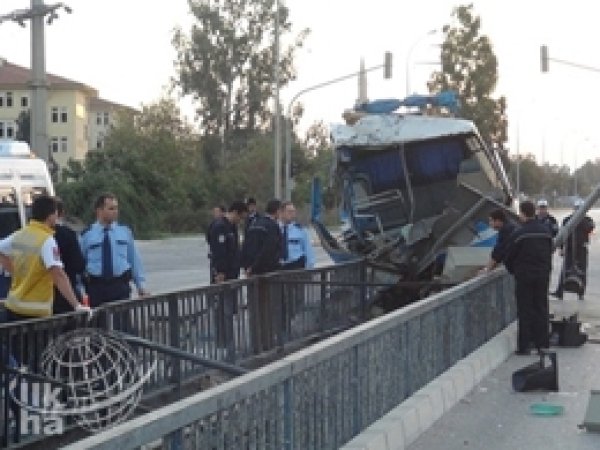 Adana'da Trafik Kazası: 1 Ölü, 1 Kayıp, 29 Yaralı