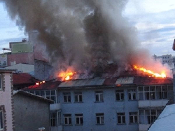 Madde Bağımlıları Tekel Binasını Yaktı