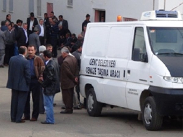Araç Şarampole Yuvarlandı: 1 Ölü, 1 Yaralı