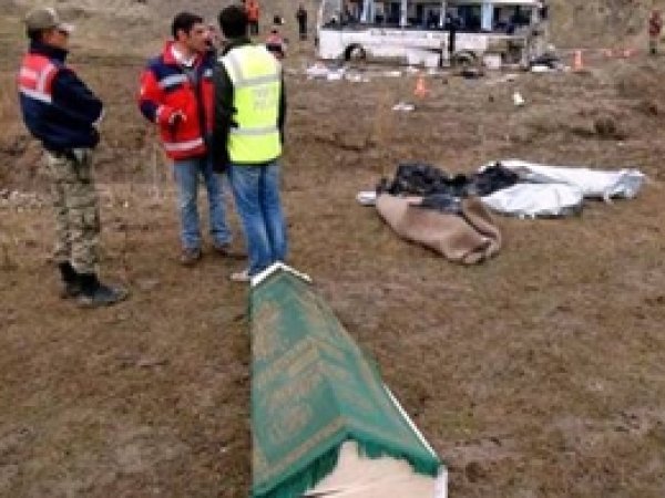 Cenaze Taşıyan Otobüs Kaza Yaptı: 4 Ölü