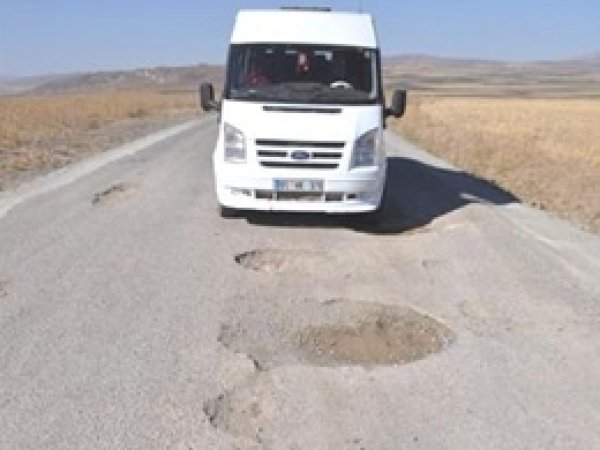 1 Yıllık Asfalta Köylü Usulü Yama