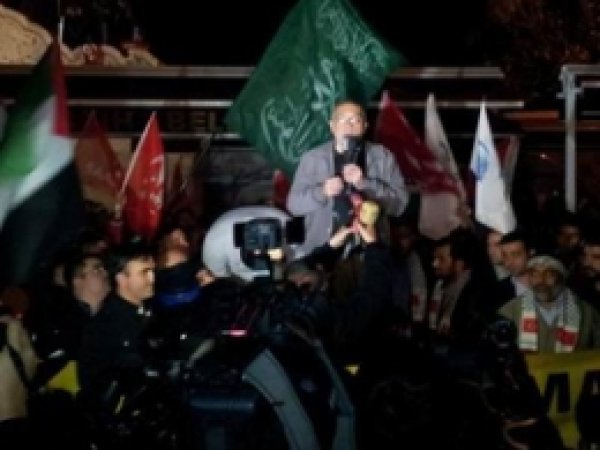 Binlerce Kişi Fatih Camiine Akın Ediyor