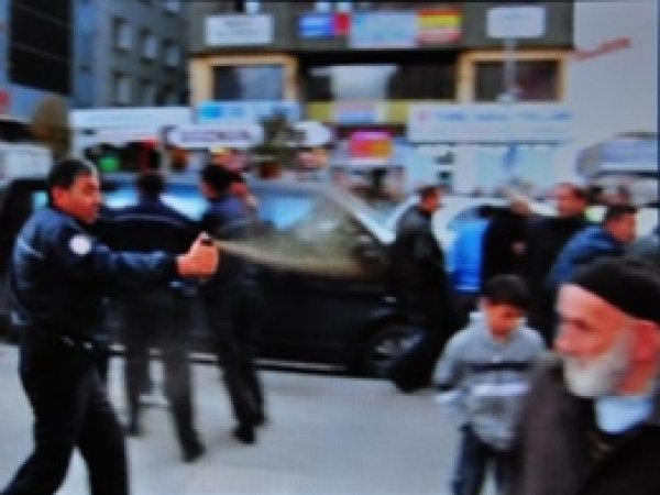 Polis Memuru 'Ne Var Lan' Dedi, Vatandaşa Gaz Sıktı