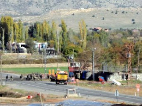 PKK Bomba Yüklü Traktörle Saldırdı