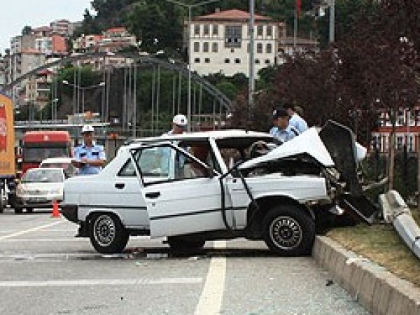 Kocaeli'de İki Otomobil Çarpıştı: 3 Ölü