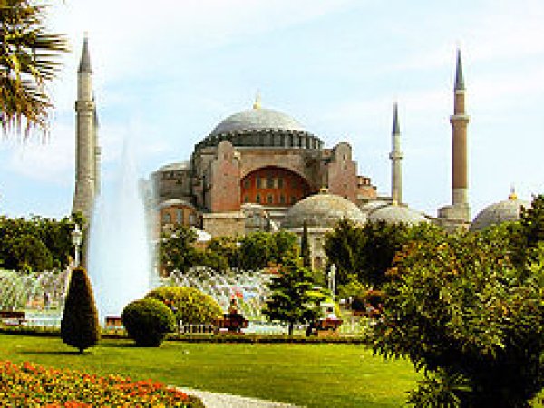 Ayasofya'nın Ezanları Turistleri de Mest Ediyor