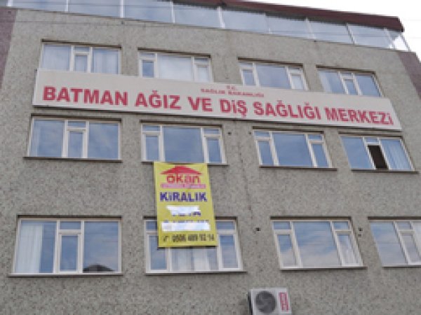 Hastane Taşındı Tabelası Duruyor