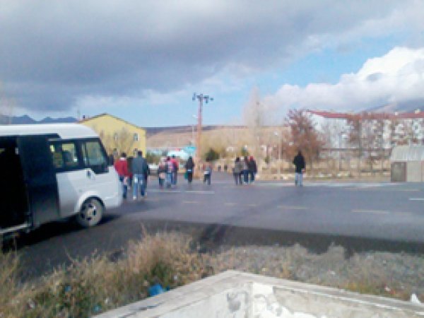 Okul Yolu Tehlike Saçıyor