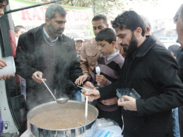 Rahmet Der Halka Aşure Dağıttı