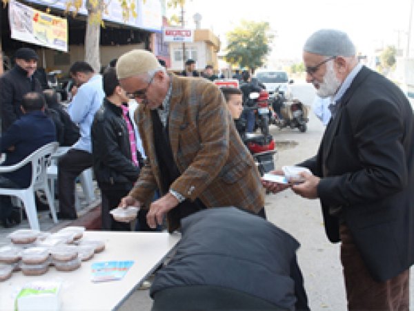 Mersin Mustazaflar Cemiyeti Bin 500 Kişiye Aşure Dağıttı