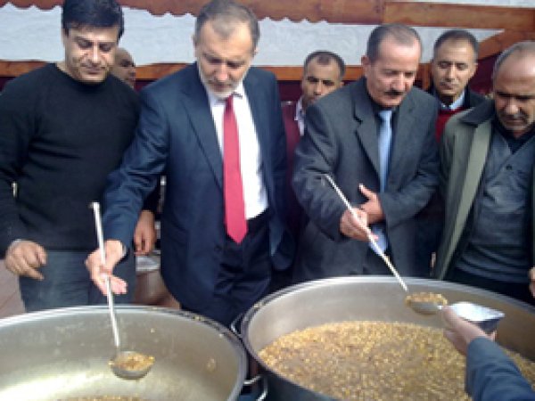 Erciş'te 8 Bin Kişiye Aşure Dağıtıldı