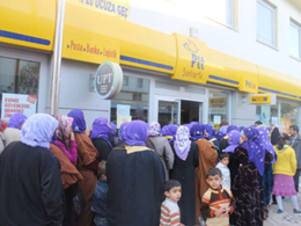 Çocuk Maaş Alabilmek için Kuyruğa Giriyorlar