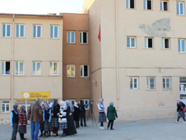 Kız İmam Hatip Lisesi'nde Erkek Pansiyonu'na Tepki