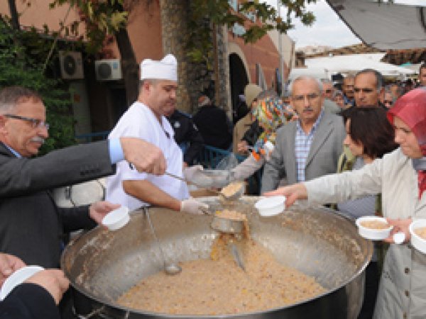 Manisa Belediyesi Vatandaşlara Aşure Dağıttı 