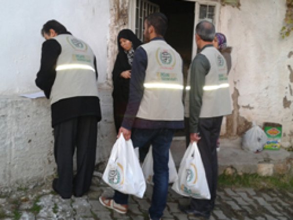 Afganlı Mültecilere Yardım