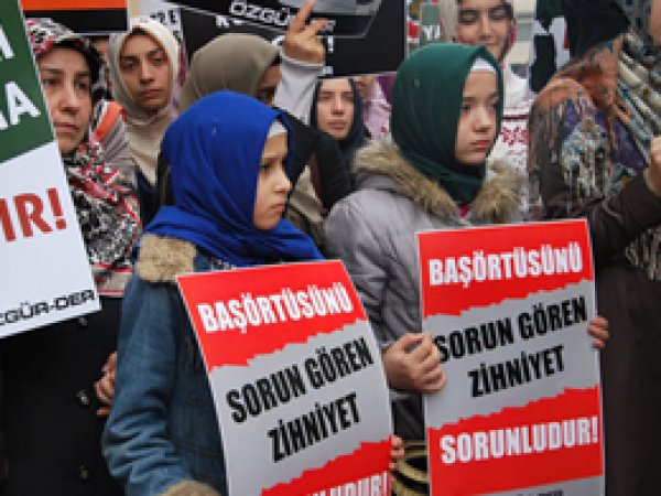 İstanbul'da Başörtüsü Yasağı Protestosu