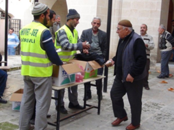 Uhuvet Der Bin Kişiye Aşure İkram Etti
