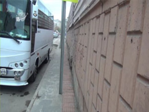 Engelliler İçin Yapılan Yol Engellerle Dolu
