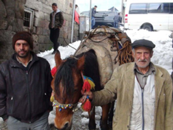 Yaşlı Dede, Yük Taşıyarak Geçimini Sağlıyor