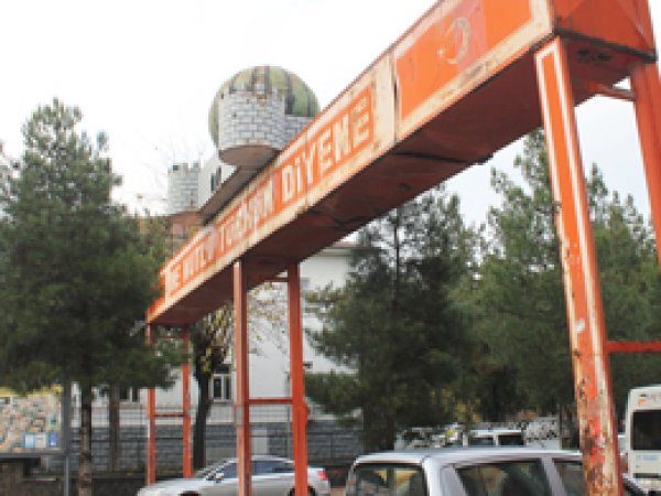Irkçı Yazılar Halkı Rahatsız Ediyor