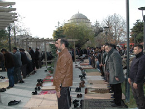 Dışarda Kalan Cemaat Namazı Karıştırdı