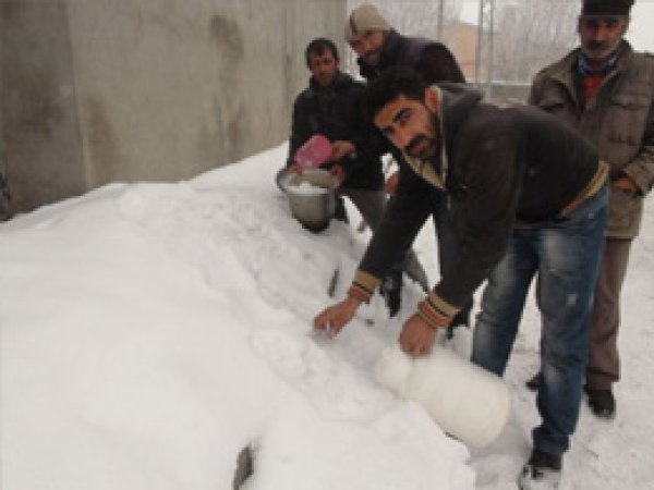 Kar Eriterek Susuzluğa Çare Arıyorlar