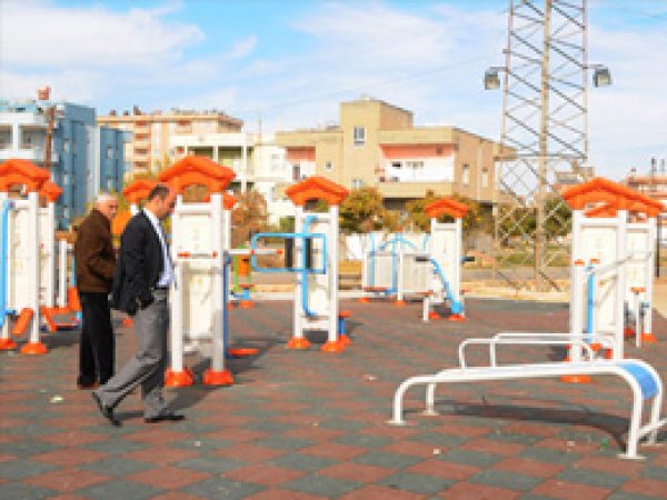 Çocuklara Oyun Parkı, Yetişkinlere Spor Alanı