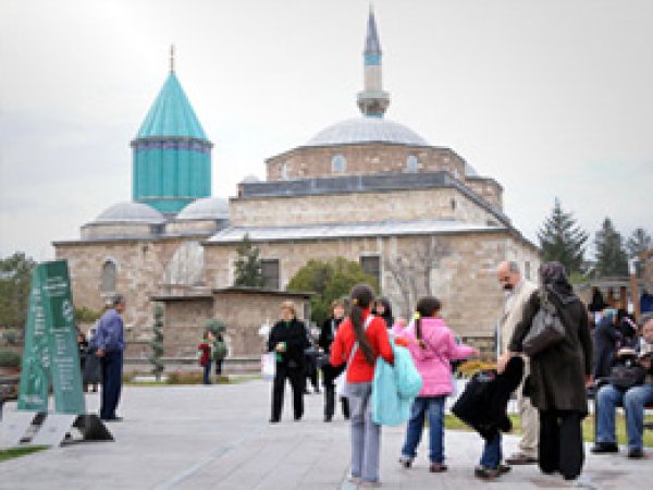 On Binler Mevlana'nın "Gel" Çağrısına Geldi