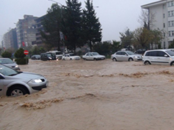 Adıyaman'da Yağan Yağmur Sele Dönüştü 