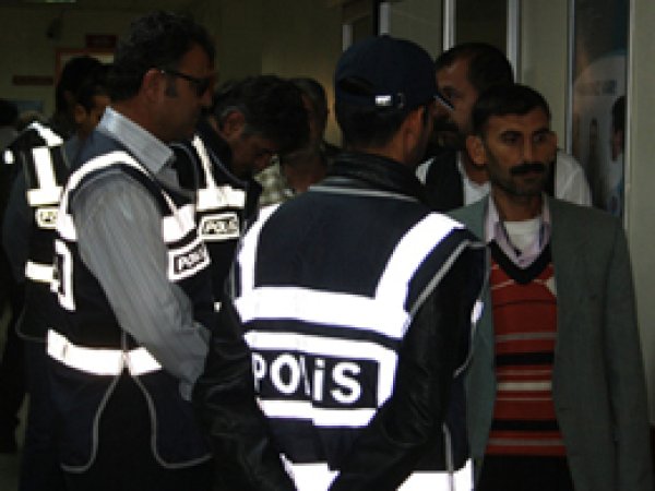 KCK'dan Gözaltına Alınan 22 Kişi Diyarbakır'a Gönderildi