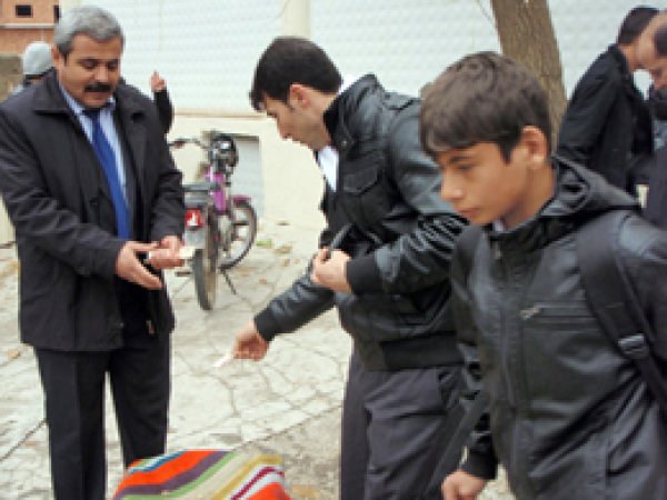 Cuma Namazında Suriyeliler İçin Yardım Toplandı