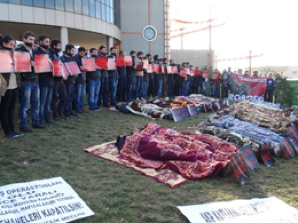 Ağızlarını Bantlayarak Protesto Ettiler