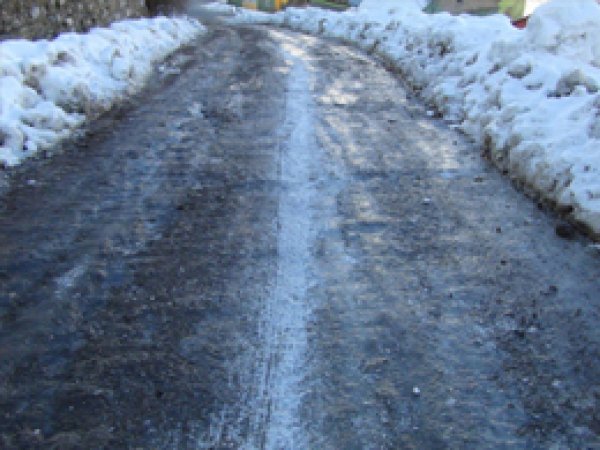 Bitlis'te Yollar Buz Pistine Döndü