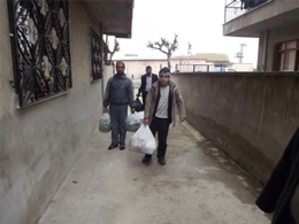 Manisa'ya Gelen Mültecilere Yardım Ettiler