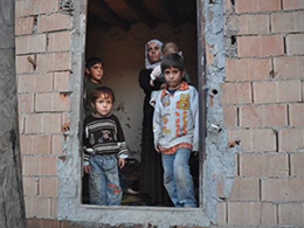 Evi Çöken Aile Yardım Bekliyor