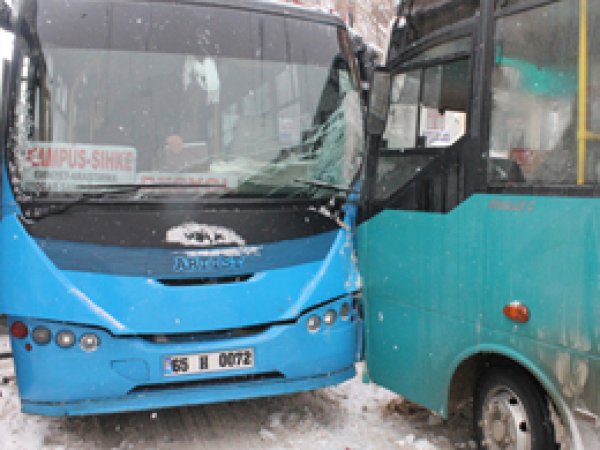 Şehir İçi Otobüsleri Kafa Kafaya Çarpıştı