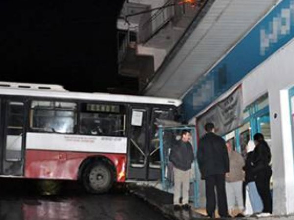 Otobüs Markete Girdi