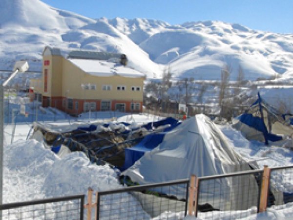 Bitlis'te Halı Saha Çöktü