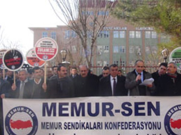 Memur -Sen Başörtü Yasağını Protesto Etti