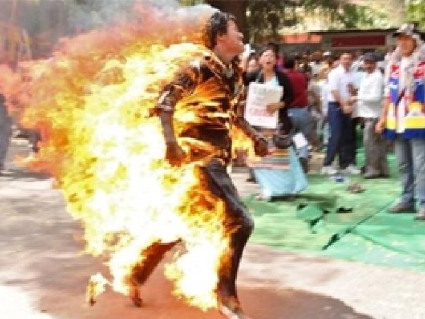 Bir Tibetli Daha Kendini Yaktı