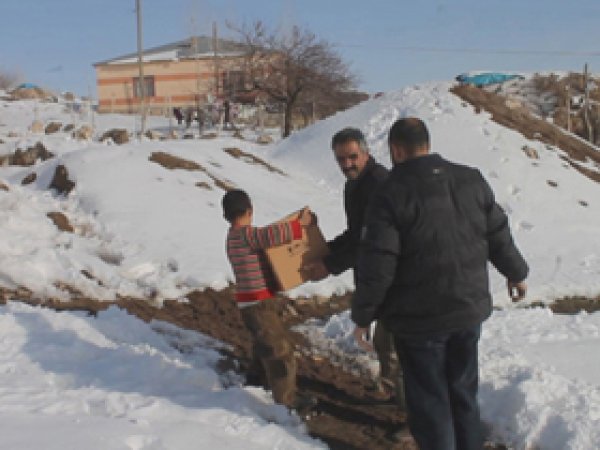 Rahmet Eli'nden Depremzede Köylüye Gıda Yardımı