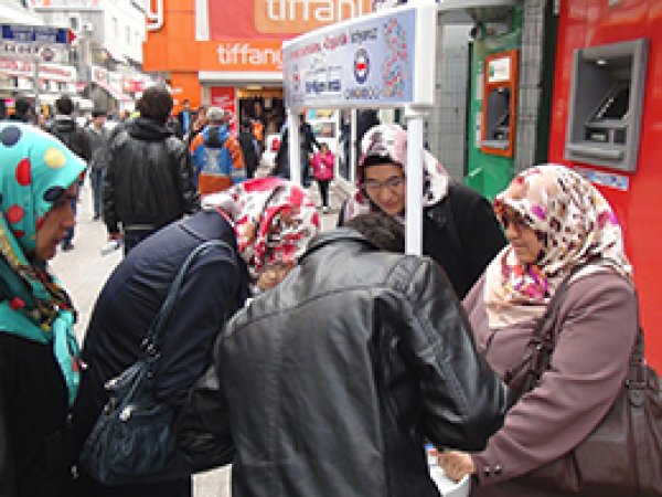 Başörtüsüne Özgürlük İmza Standına Yoğun İlgi