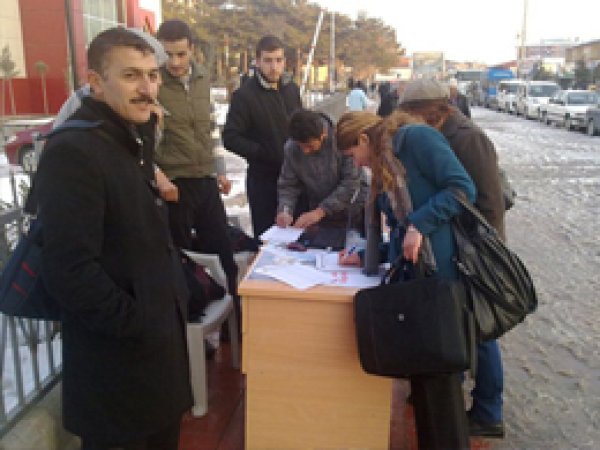 Erciş'te Başörtüsüne Özgürlük için İmza Standı